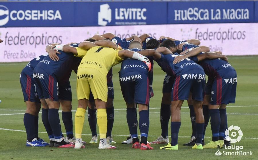 Los jugadores del Huesca se concentran antes del partido ante el Numancia | Foto: LFP