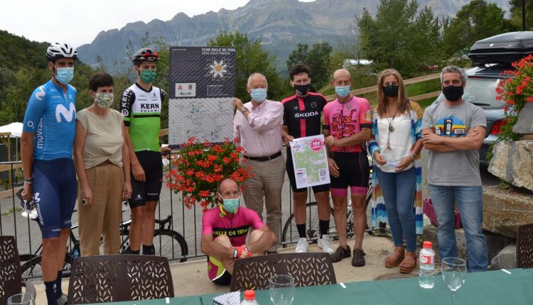 Presentación oficial de la Flor Valle de Tena después de que Arcas, Castrillo y Beloki, con el cartel de los 100 km de Biescas, y Fernando Rasal -agachado- la recorrieran. Foto: Sportaragon