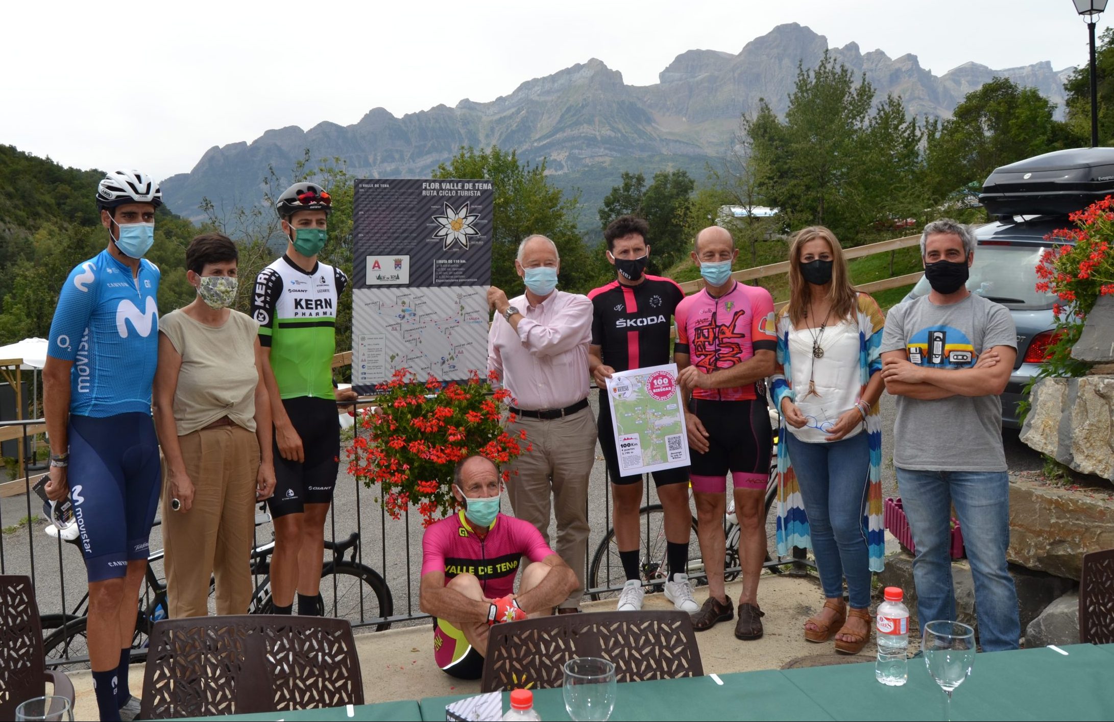 Presentación oficial de la Flor Valle de Tena después de que Arcas, Castrillo y Beloki, con el cartel de los 100 km de Biescas, y Fernando Rasal -agachado- la recorrieran. Foto: Sportaragon