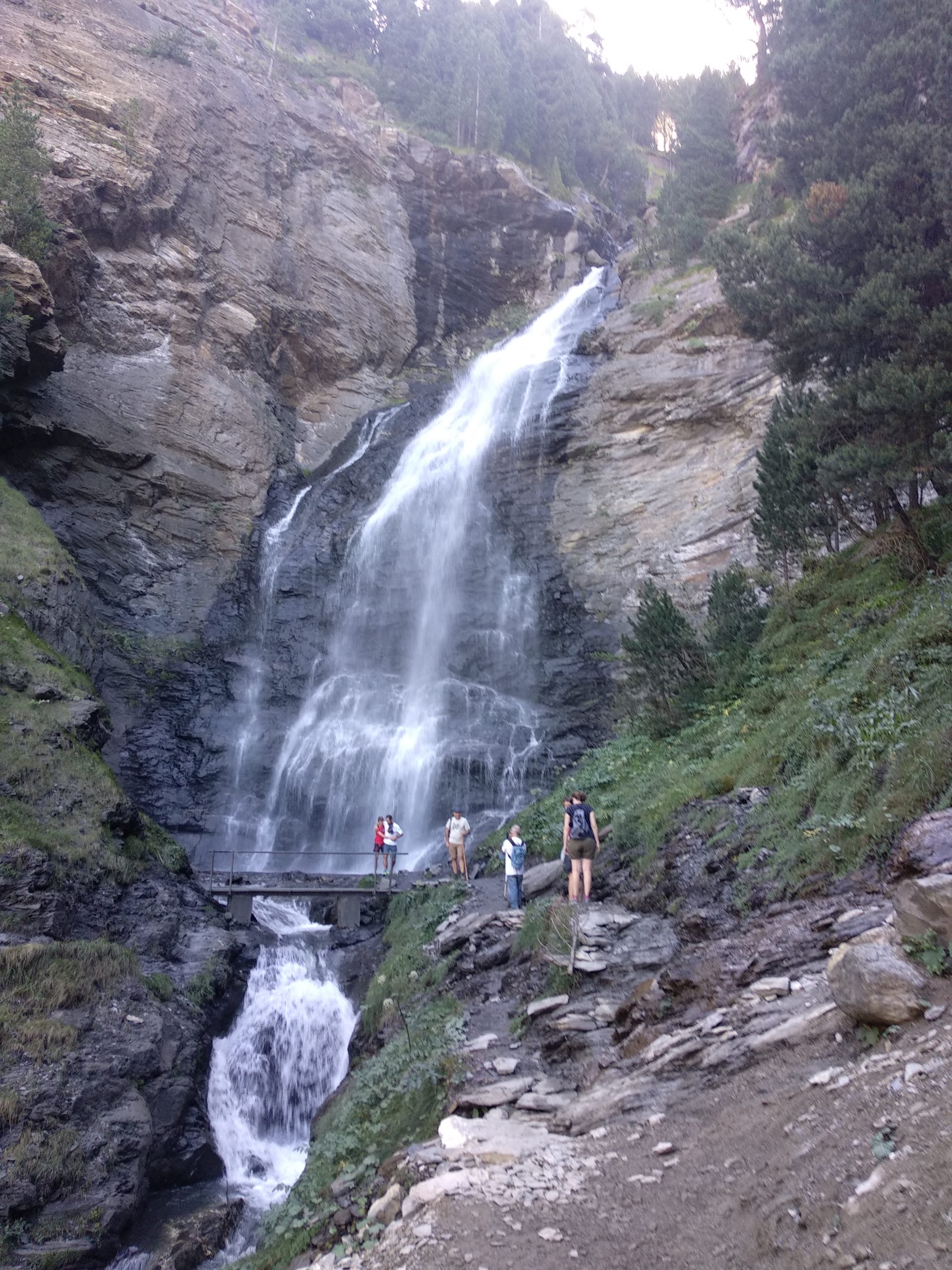 Imagen de la cascada principal de la senda de Las tres cascadas en la penúltima semana de agosto de 2020. Foto: Sportaragon