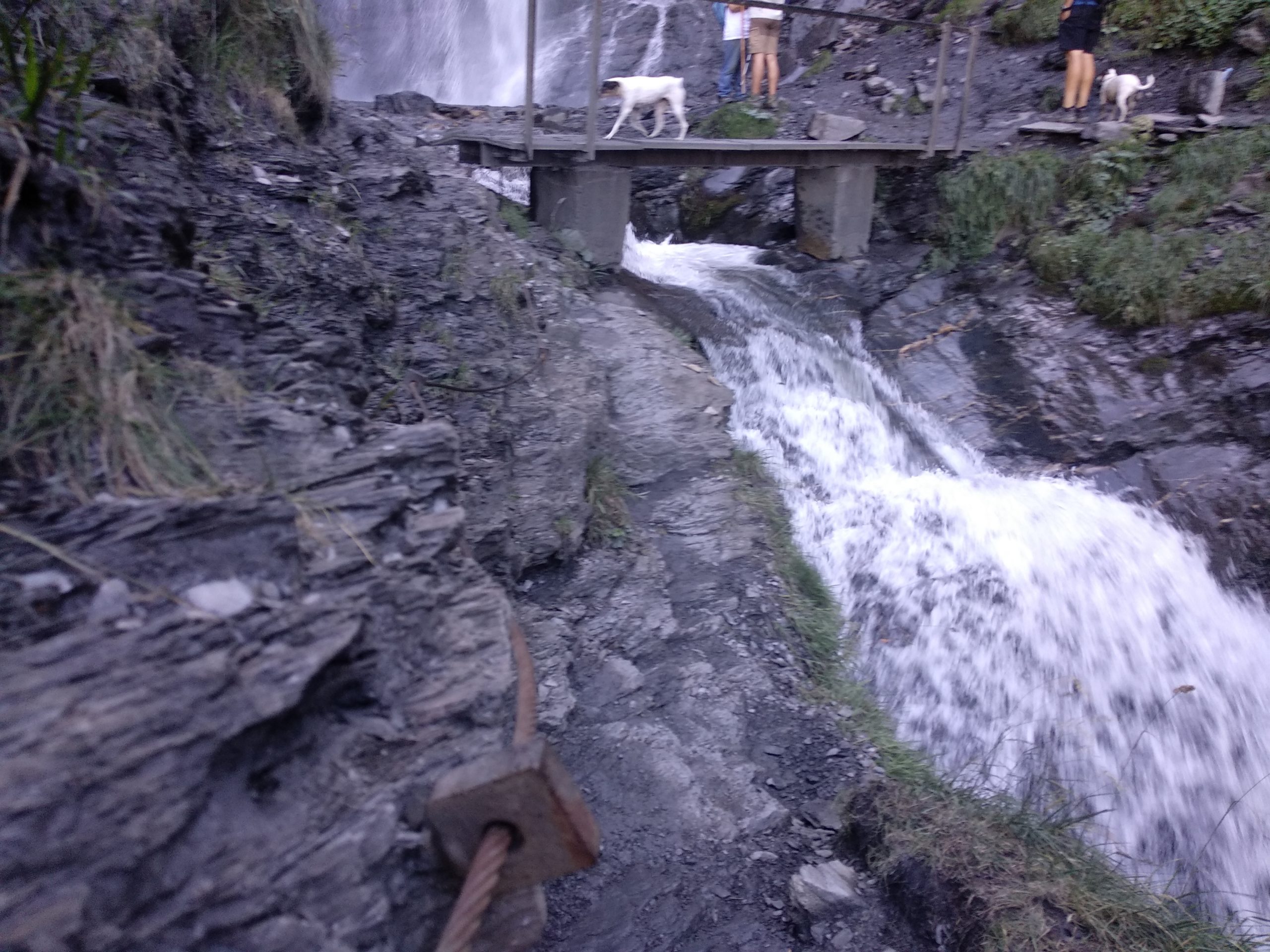 Detalle un pasamanos para ayudar a salir o entrar en la cascada principal del Bom o de Ardonés. Foto: Sportaragon