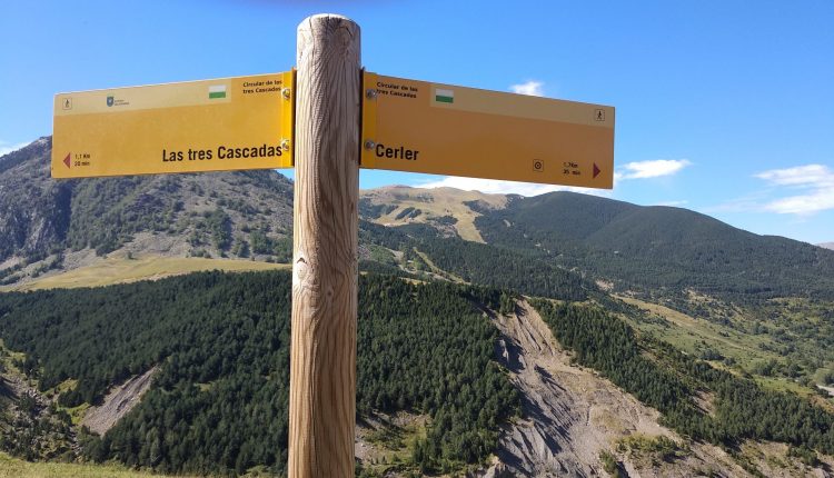 Señal indicativa de la ruta a Las tres cascadas y a Cerler pueblo. Foto: Sportaragon