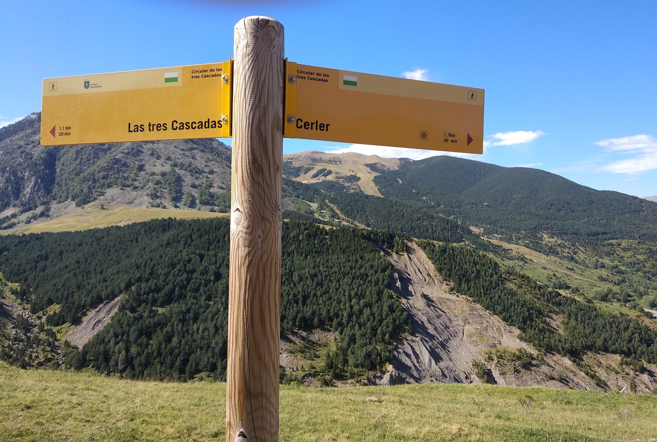 Señal indicativa de la ruta a Las tres cascadas y a Cerler pueblo. Foto: Sportaragon