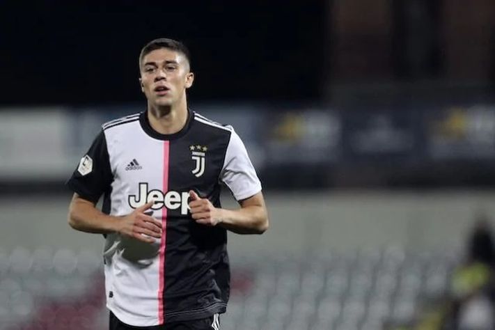 Luca Zanimacchia con la camiseta de la Juventus