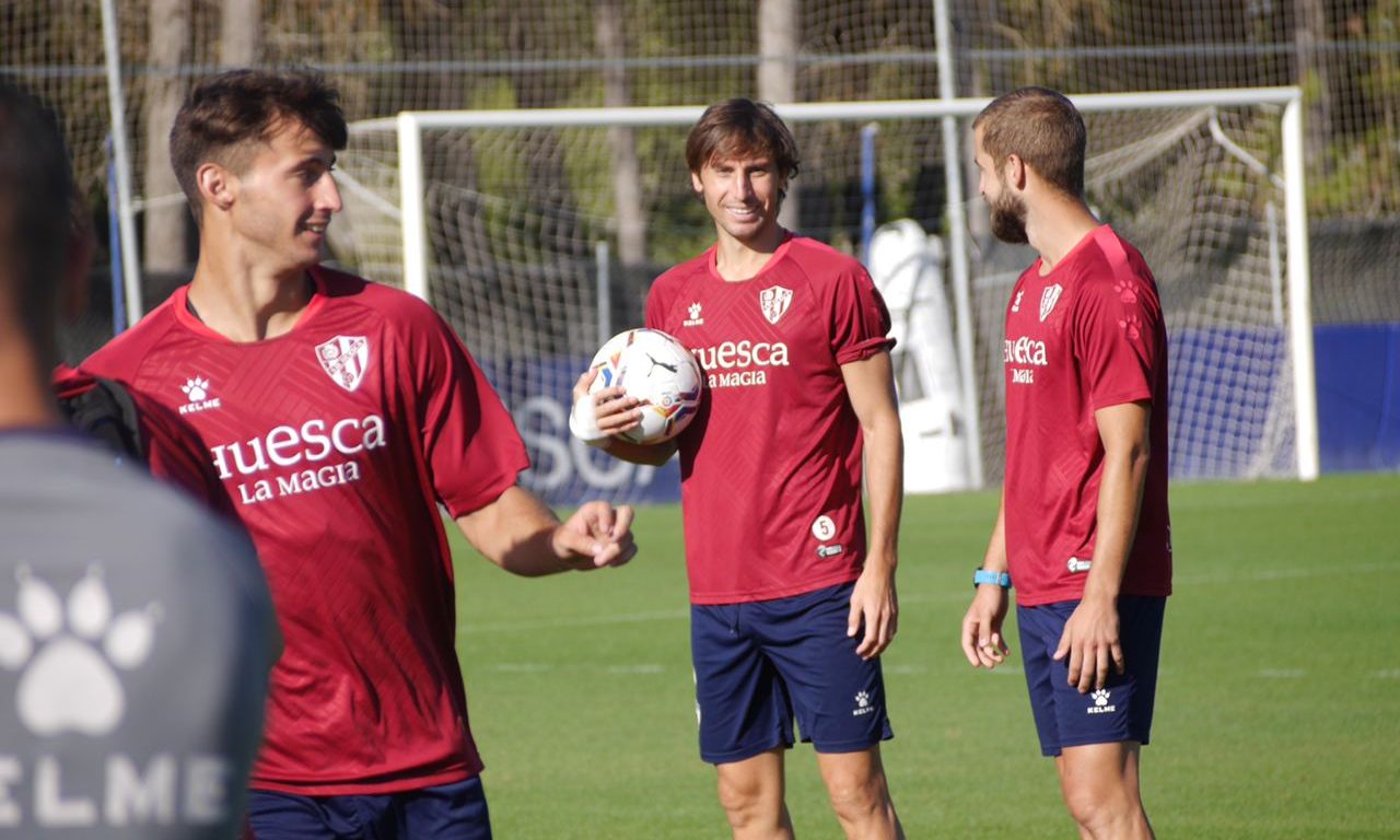 Mosquera charla con Pulido en el entrenamiento de hoy. Foto: SDH