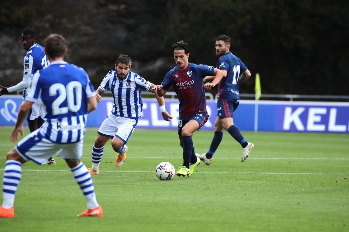 Seoane conduce el balón durante el partido en Zubieta | Foto: SDH