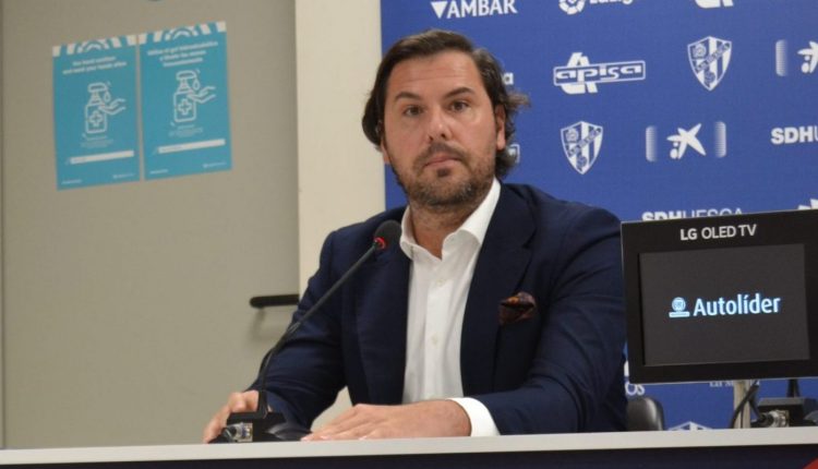 Rubén García, en la imagen, en la presentación de dos nuevos jugadores de la SD Huesca. Foto: Sportaragon
