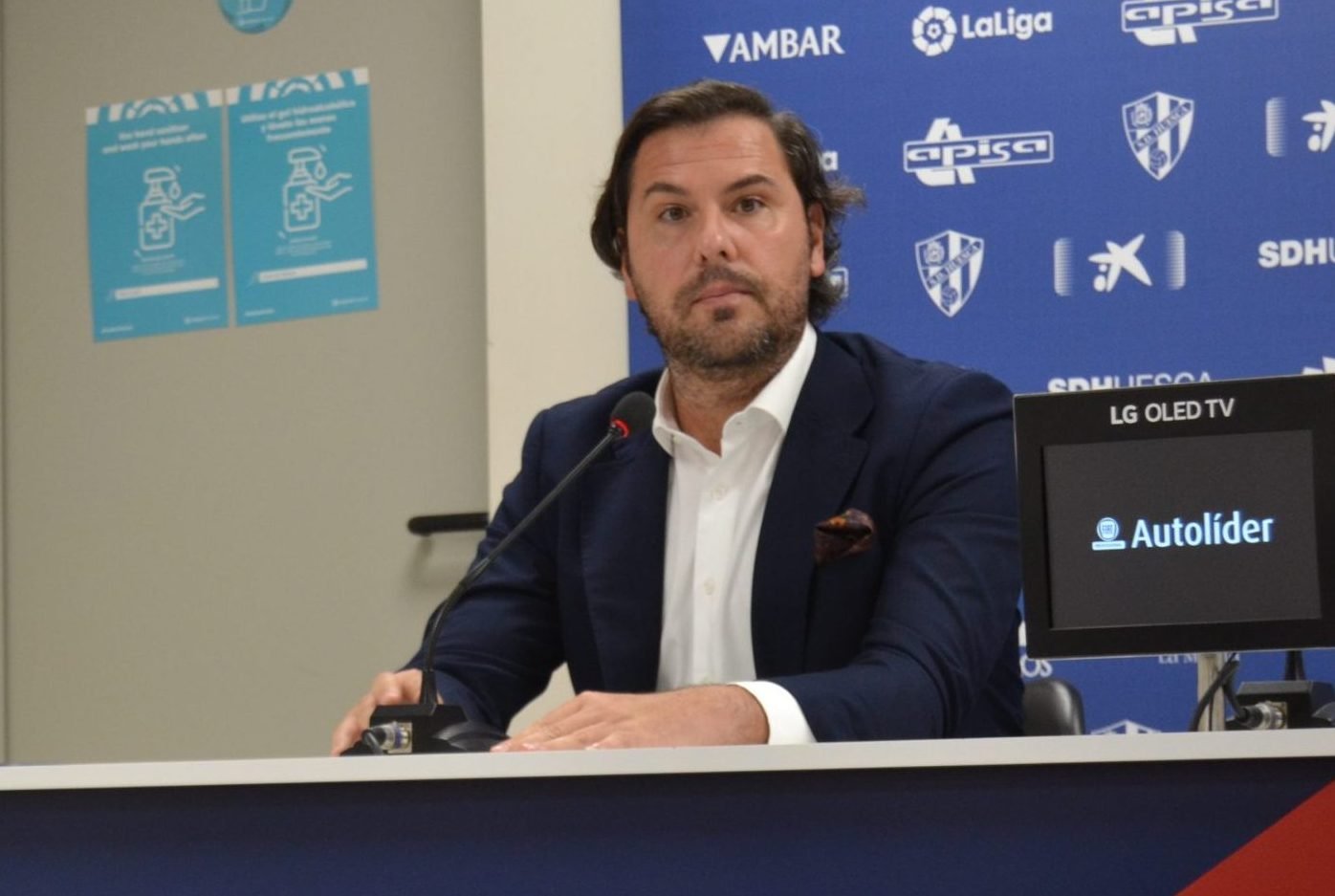 Rubén García, en la imagen, en la presentación de dos nuevos jugadores de la SD Huesca. Foto: Sportaragon