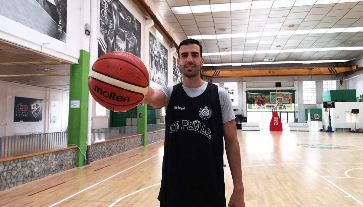 Parejo posa en el Peñas Center donde se entrena de manera regular el Levitec Huesca. Foto: L. S.