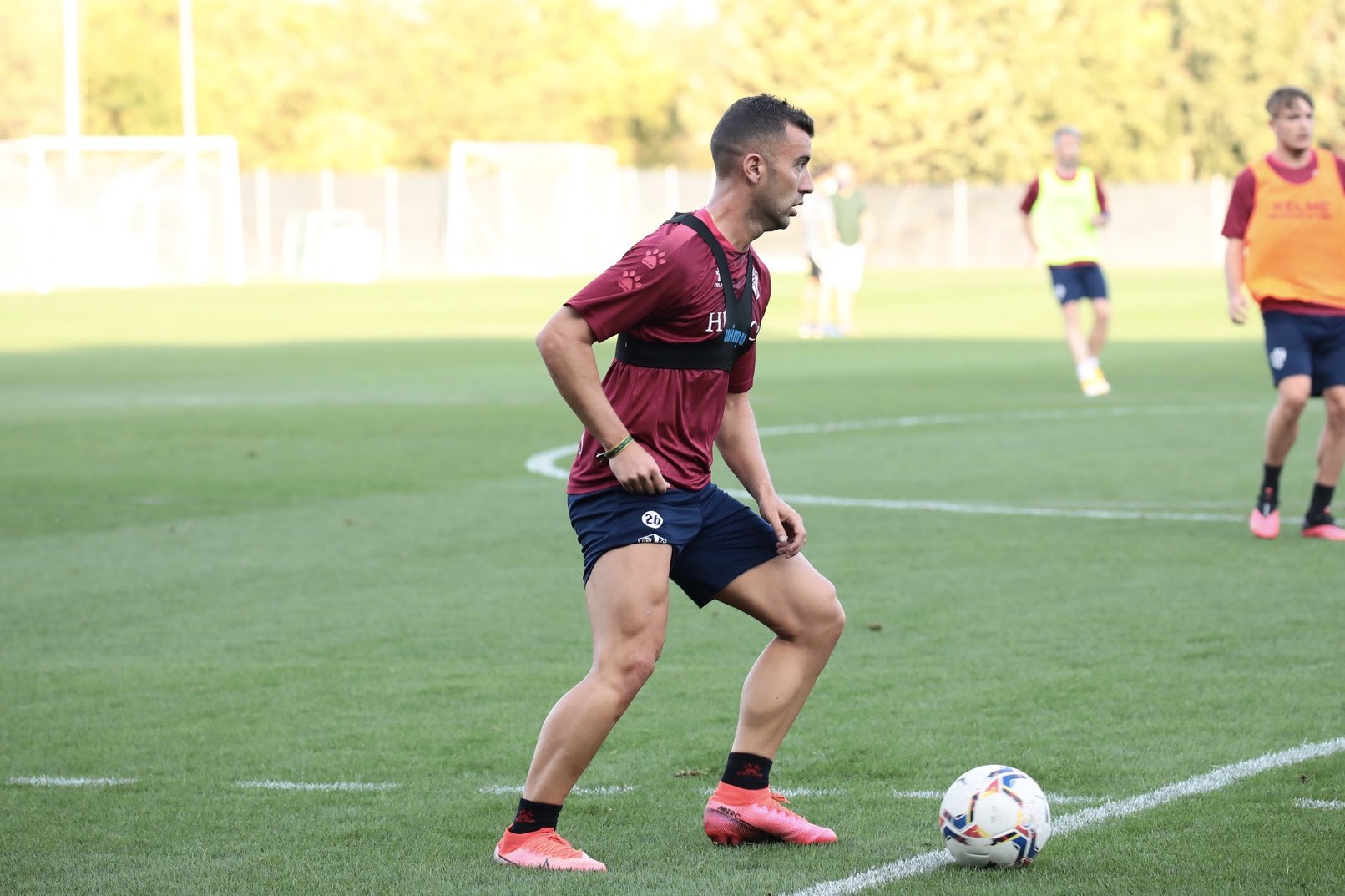 Borja García entrenando con sus nuevos compañeros. | Foto: SD Huesca.