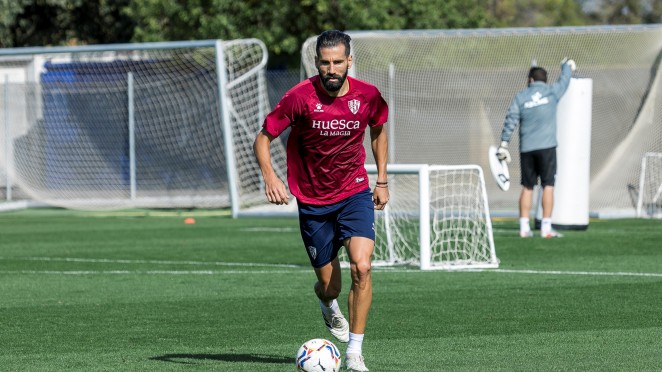 Dimitrios Siovas en el entrenamiento previo a la cuarta jornada de La Liga. Foto: SD Huesca.