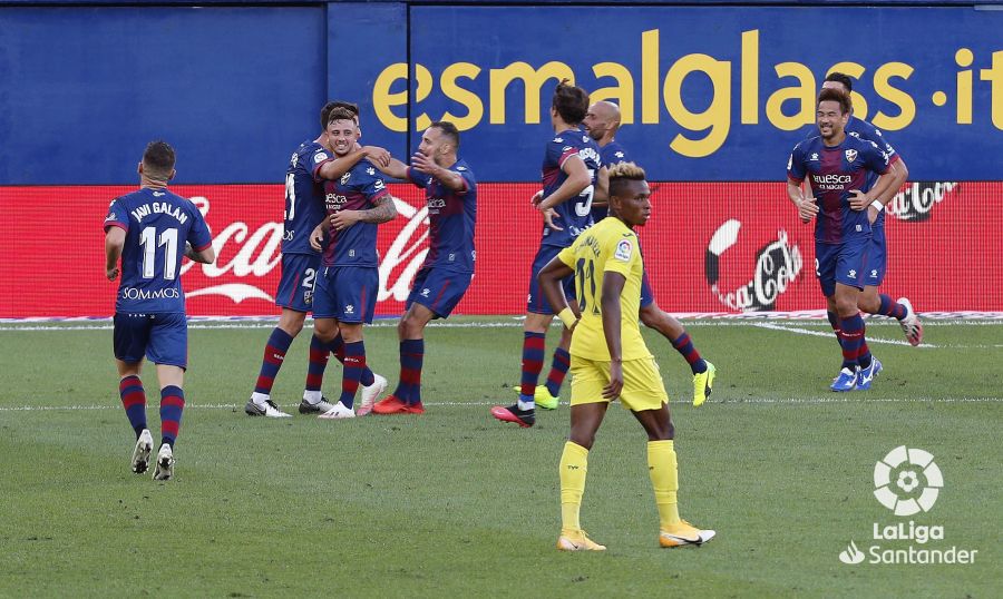 Maffeo celebra su primer gol con el Huesca que abrió el marcador en La Cerámica contra el Villarreal. Foto: LFP