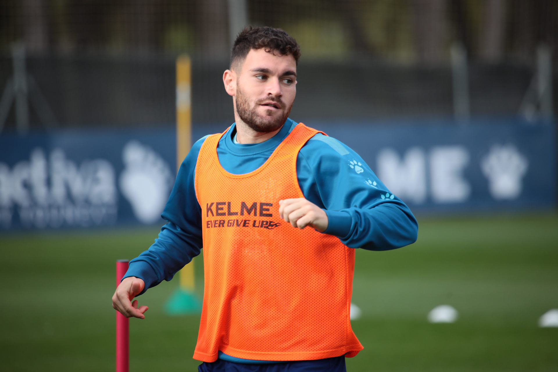 Javi Galán comparecía ante los medios tras el entreno de esta mañana. Foto: SD Huesca