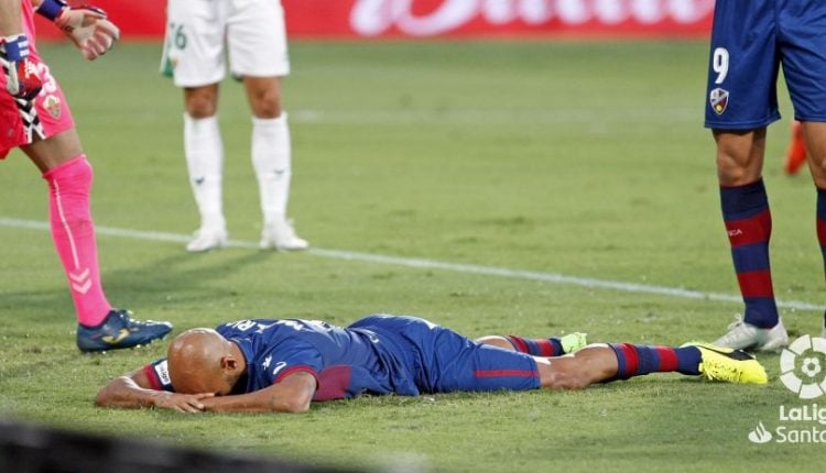 Rico se lamenta en el suelo de la clara ocasión de gol que tuvo en el Elche - SD Huesca. Foto: LFP