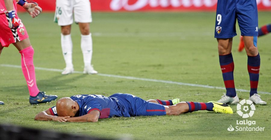 Rico se lamenta en el suelo de la clara ocasión de gol que tuvo en el Elche - SD Huesca. Foto: LFP