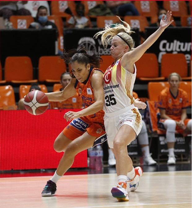 Julie Vanloo junto peleando un balón con Cristina Ouviña en Valencia.