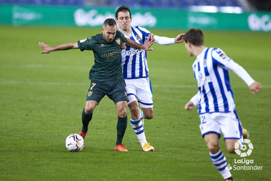 Ferreiro en un lance con el balón con Mikel Oyarzabal en el Real Sociedad-Huesca. Foto: La Liga.