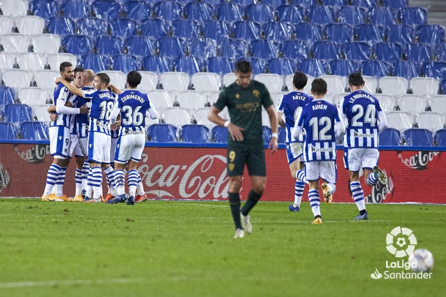 Jugadores de la Real Sociedad celebran el primer gol contra el Huesca Rafa Mir | Foto LFP