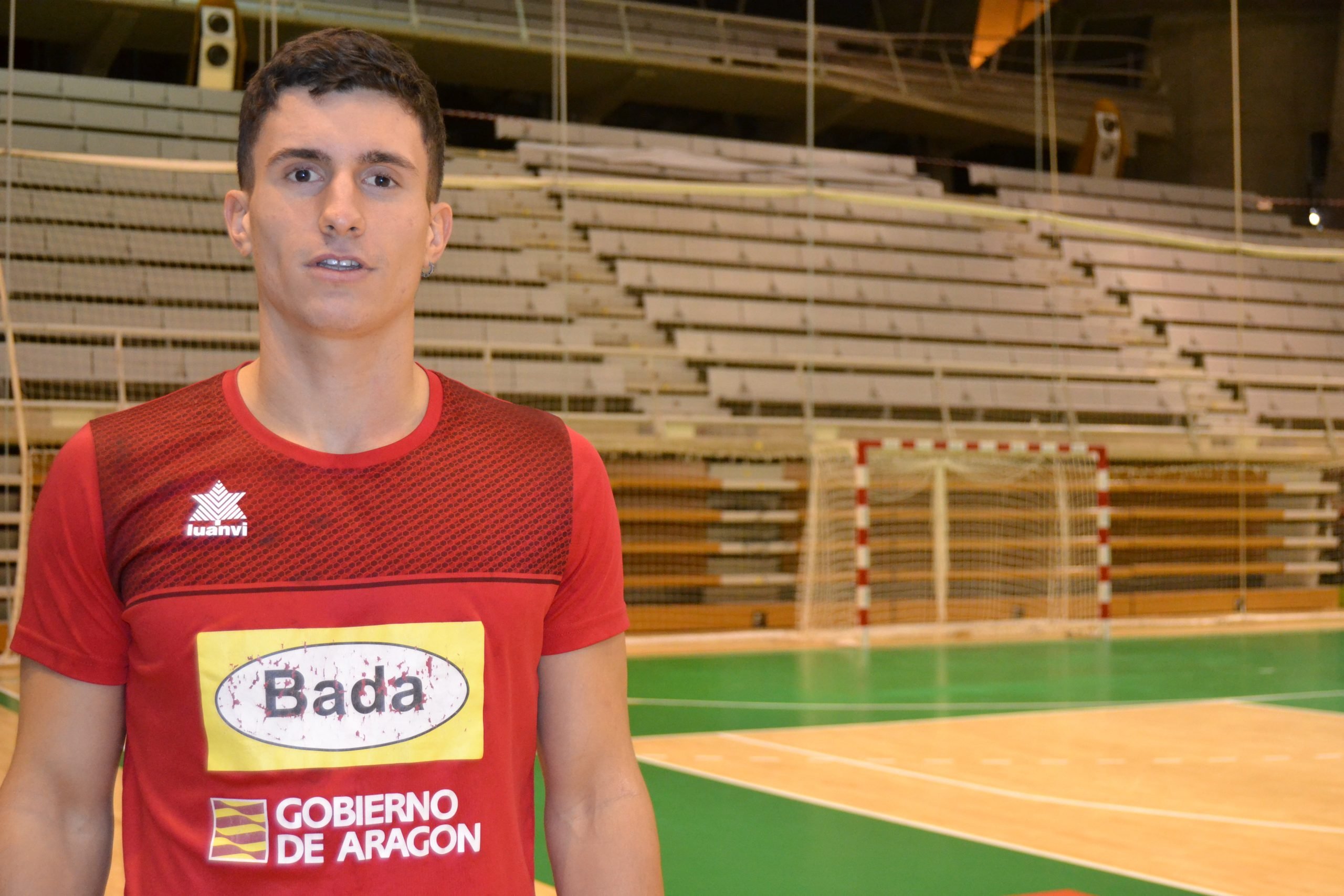 Sergio Pérez, central madrileño del Bada Huesca. Foto: Sportaragon