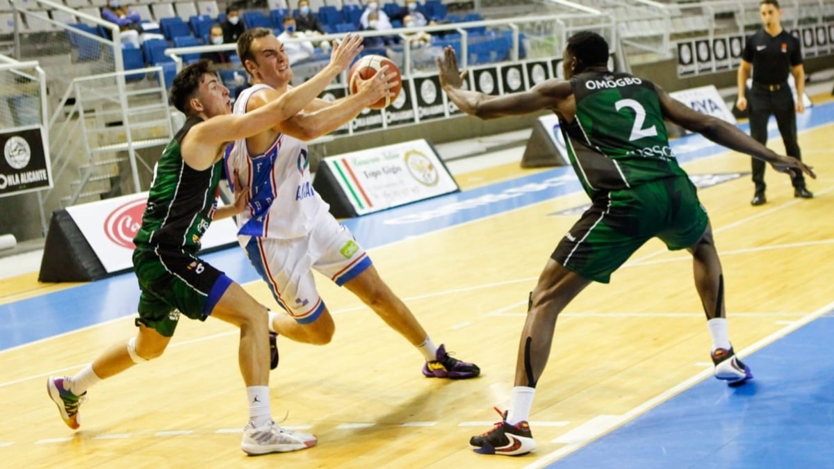 Alex Quinteiro, canterano peñista, en su debut | Foto: CBP Huesca