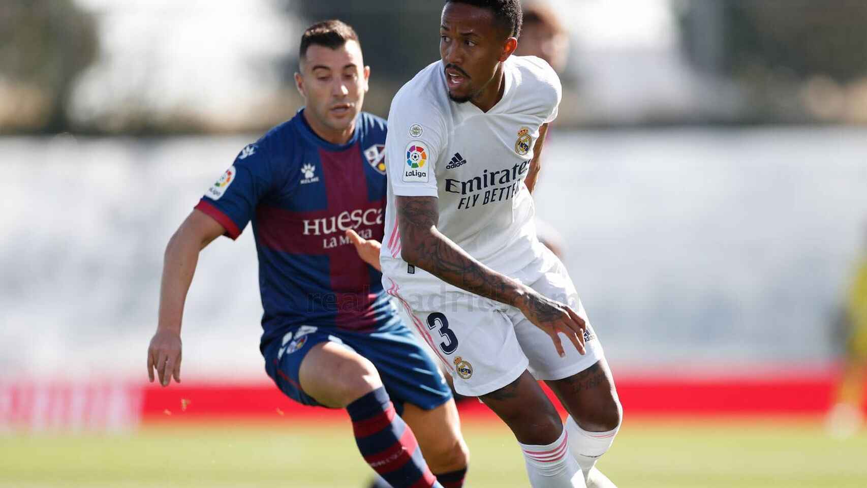 Militao, presionado por Borja García, en el Real Madrid (4-1) SD Huesca | Foto: ElEspañol