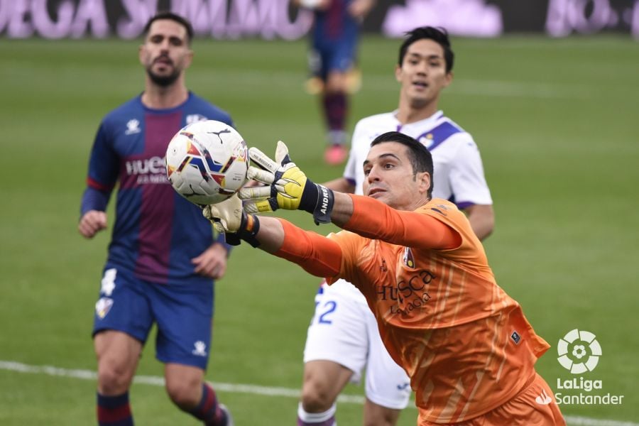 Andrés Fernández detiene un balón | Foto: LFP