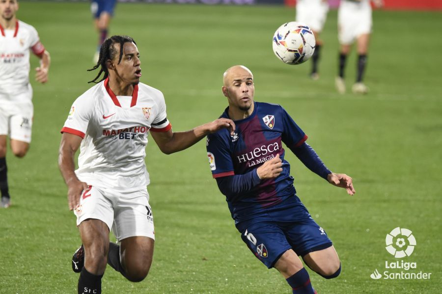 Sandro Ramírez en un disputa con el balón frente a Koundé. Foto: La Liga.