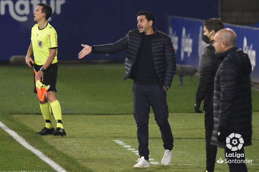 Michel da instrucciones en la banda en el Huesca - Levante. Foto: LFP