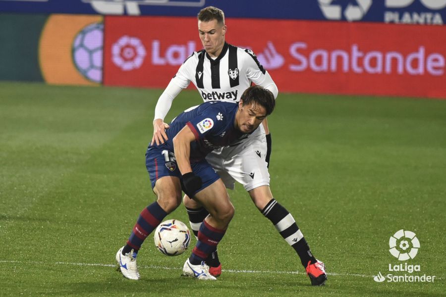 Okazaki protege el balón ante la oposición de un jugador del Levante. Foto: LaLiga