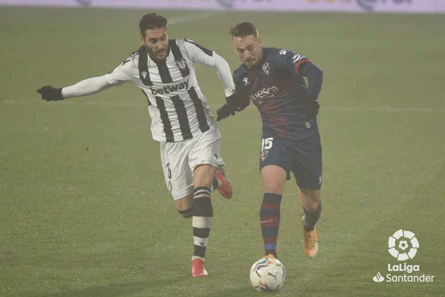 Ontiveros al ataque en el partido entre el Huesca y el Levante. Foto: LaLiga