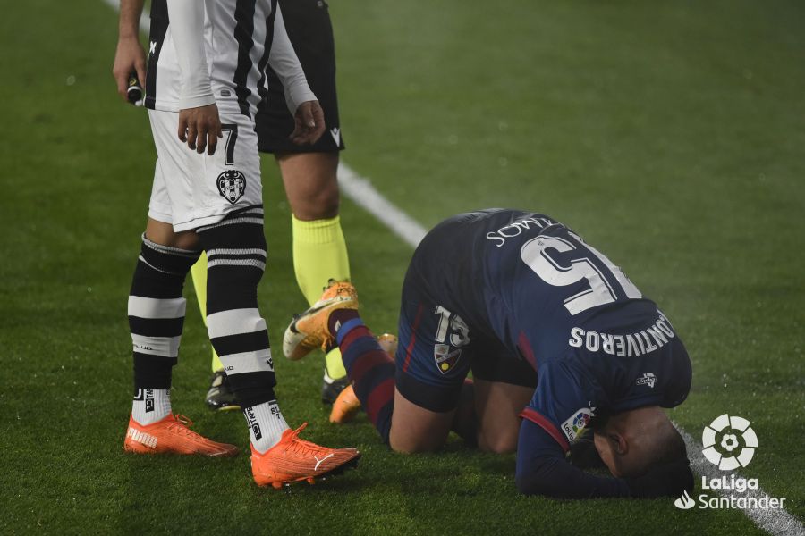 Ontiveros se duele del tobillo izquierdo. Foto:LaLiga