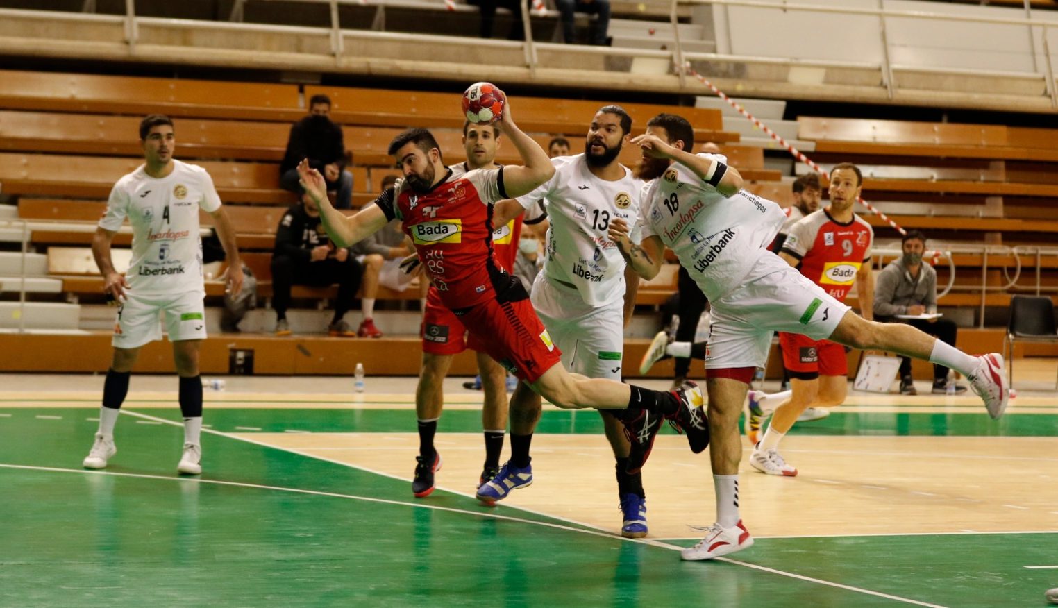 Alex Marcelo se lanza a la portería de Maciel en búsqueda del gol. Foto: Andrey Sapizhak