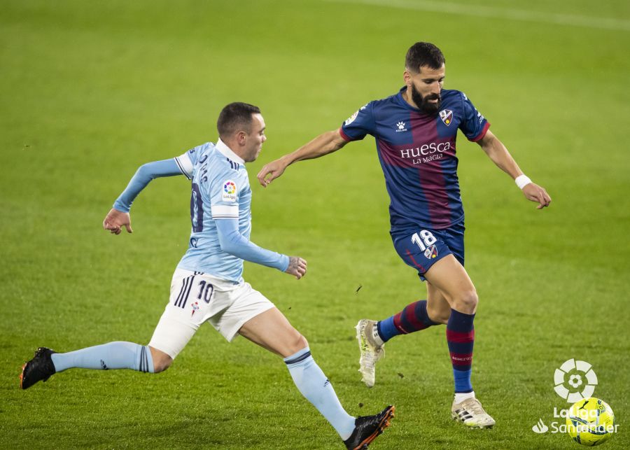 Iago Aspas y Siovas en la lucha por el esférico en el Celta - SD Huesca. Foto: La Liga.