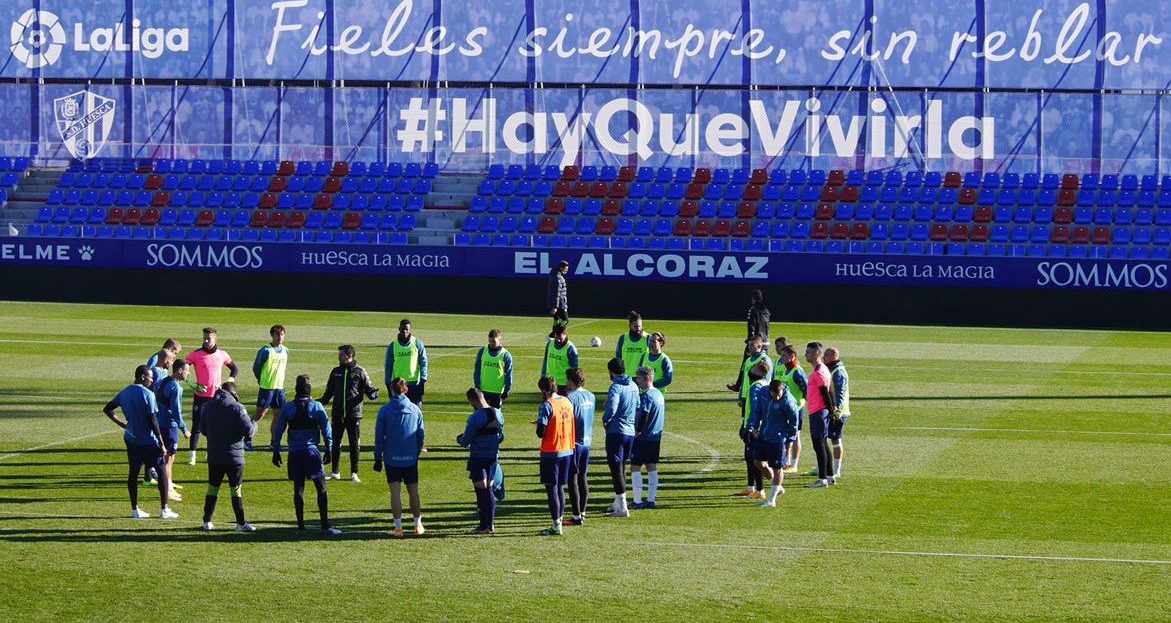 El conjunto de Míchel preparando un nuevo entrenamiento. | Foto: SD Huesca