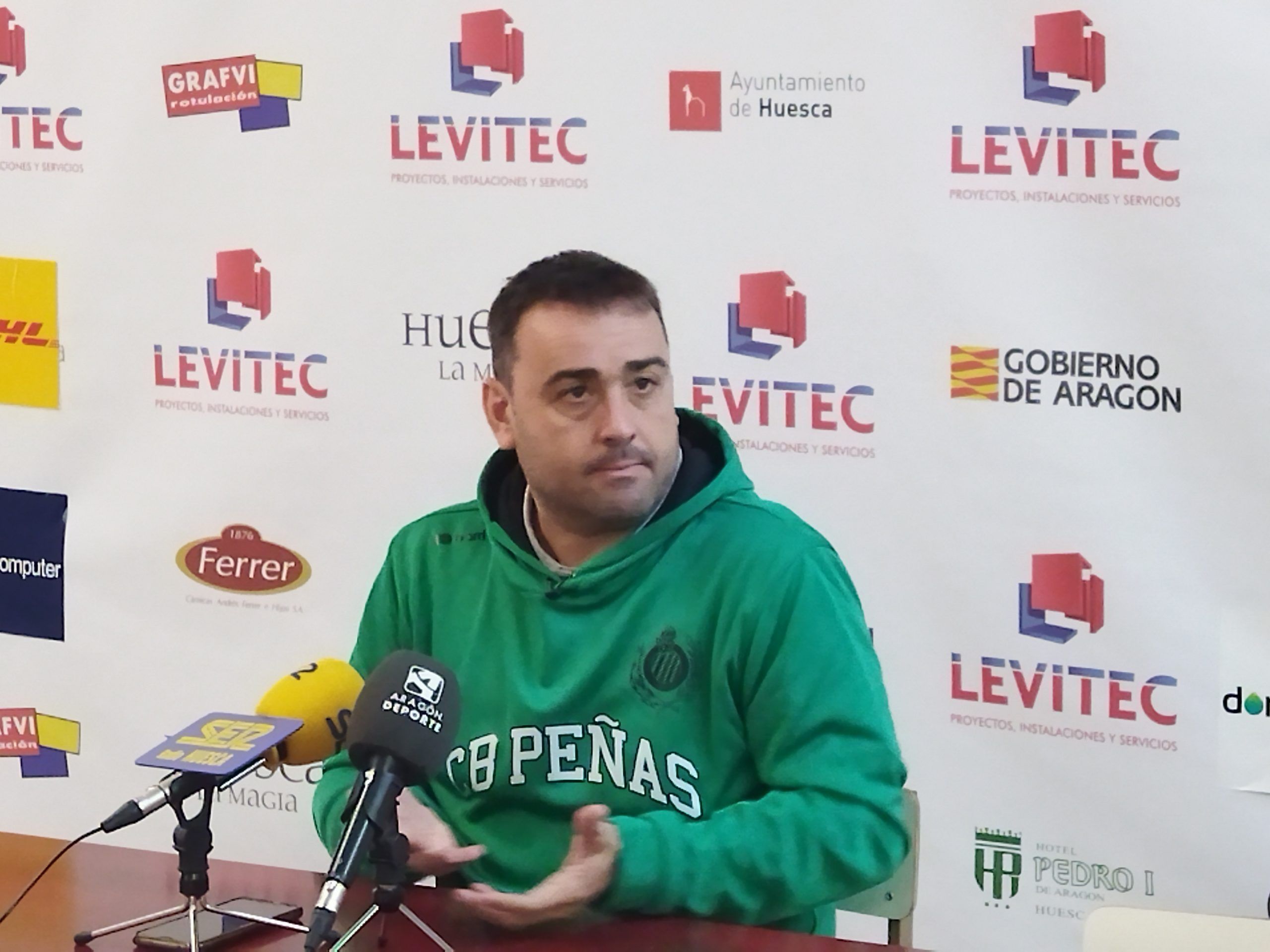 Sergio Lamúa, técnico del Levitec Huesca durante una rueda de prensa. Foto: Sportaragon