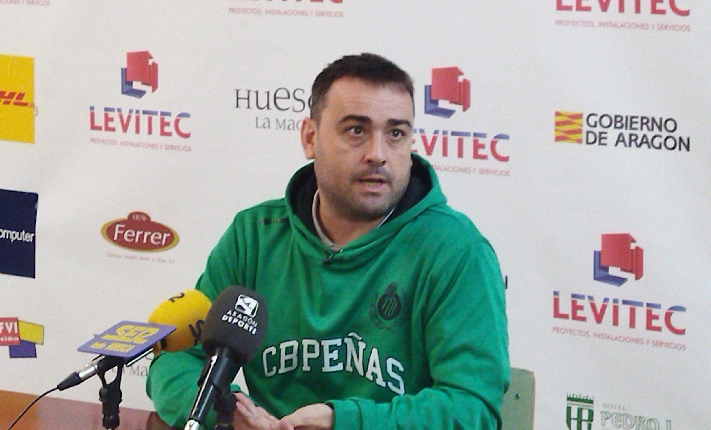 Sergio Lamúa, técnico del Levitec Huesca durante una rueda de prensa. Foto: Sportaragon