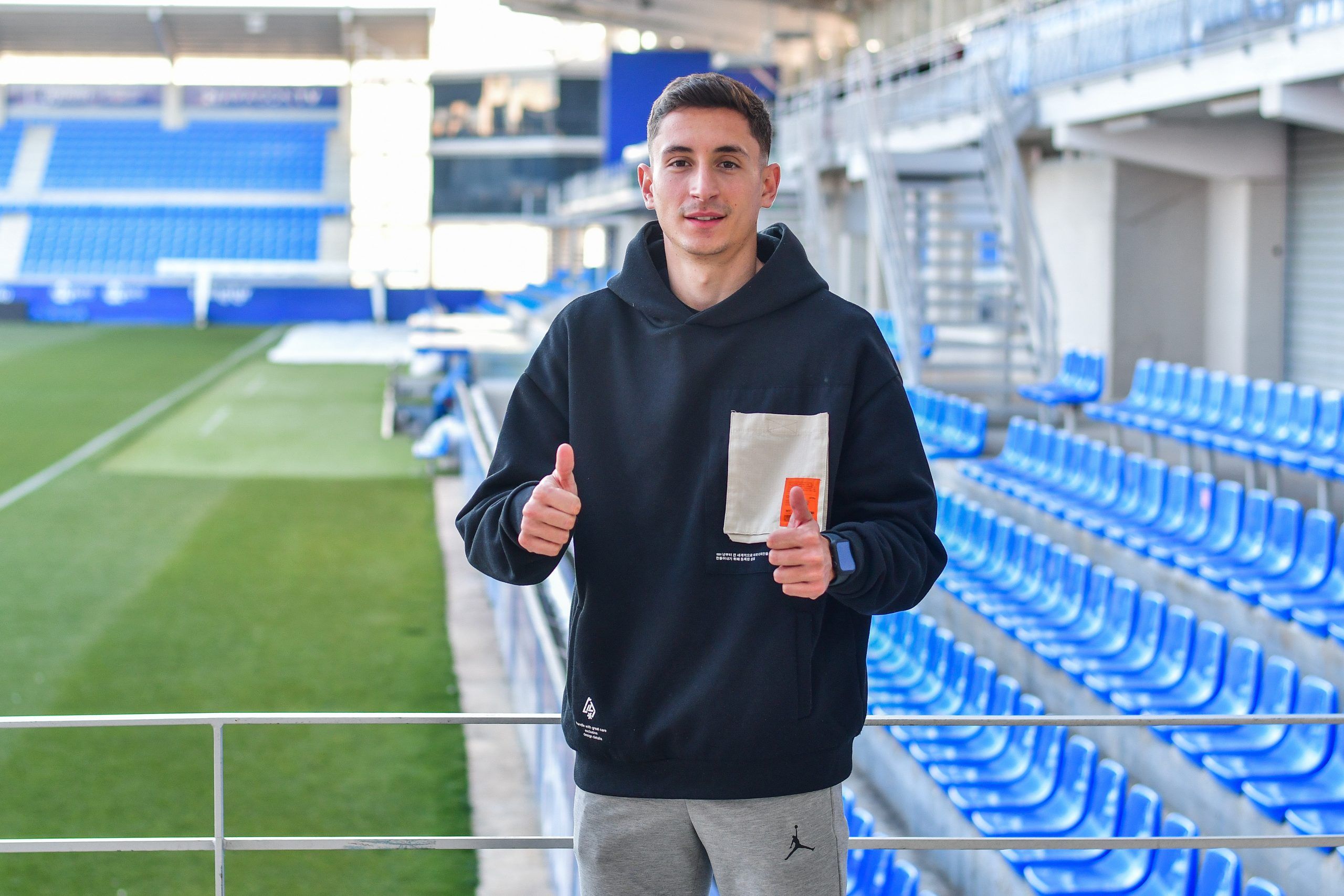 Pablo Martínez, en la imagen, en El Alcoraz su casa durante lo que resta de temporada. Foto: SD Huesca