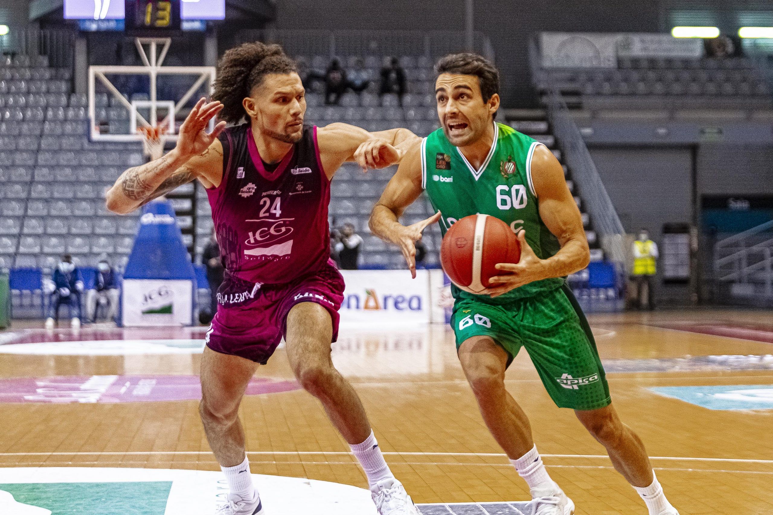 Ayoze Alonso busca la canasta de Lleida con la oposición de Alberto Carrera. Foto: Pol Puertas