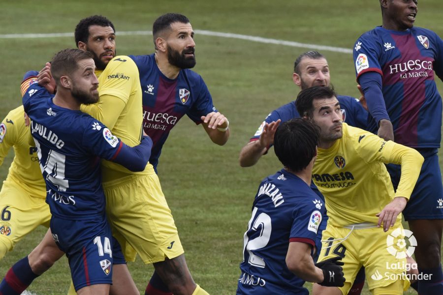 A la búsqueda del balón en el Huesca - Villarreal. Foto: LaLiga