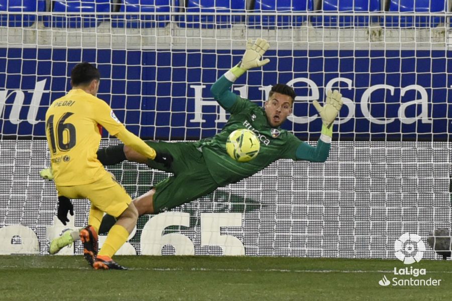 Alvaro en la jugada que sacó un balón casi imposible a Pedri. Foto: LaLiga