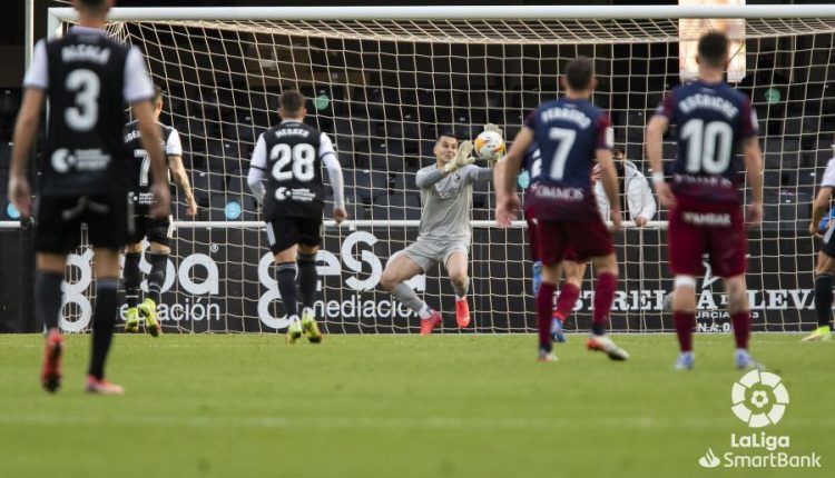 Andrés Fernández para el penalti a Rubén Castro y evitó la igualada del Cartagena al gol de Escriche con el que se adelantó el Huesca. Foto: LaLiga