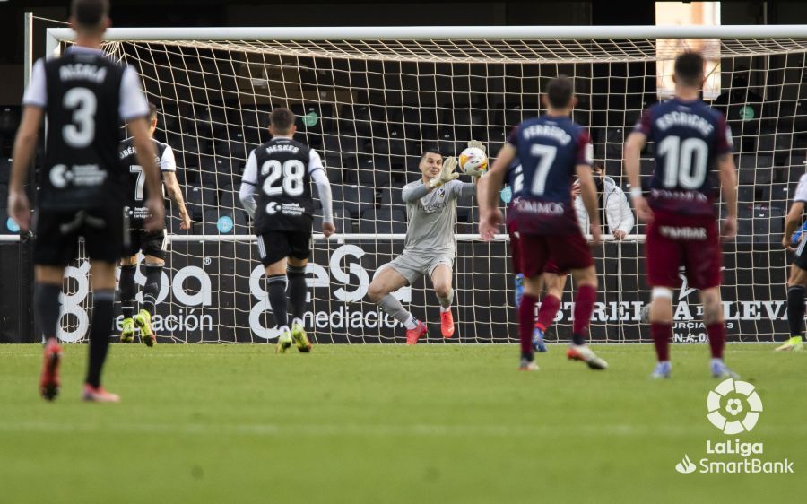 Andrés Fernández para el penalti a Rubén Castro y evitó la igualada del Cartagena al gol de Escriche con el que se adelantó el Huesca. Foto: LaLiga