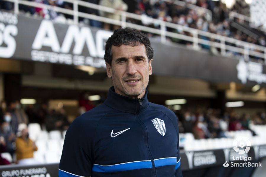 Antonio Calle, entrenador hoy del Huesca, poco antes de empezar el partido contra el Cartagena. Foto: LaLiga