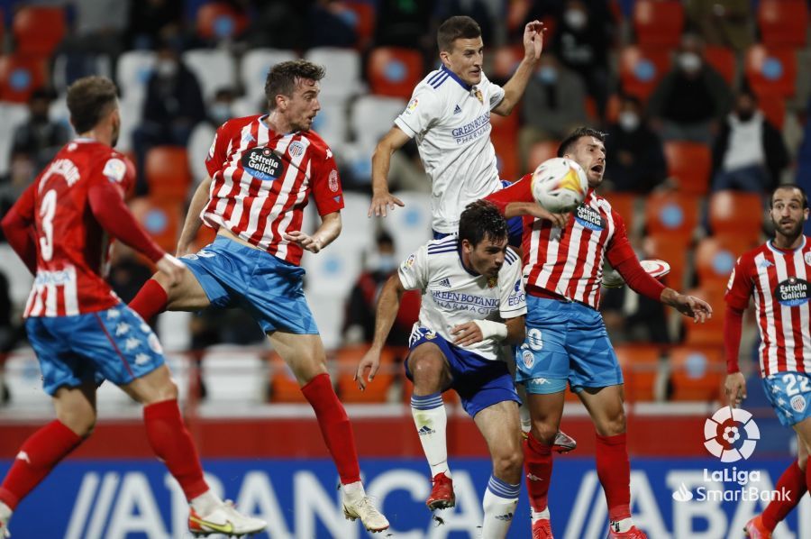 Azón remata de cabeza un balón en el Lugo Real Zaragoza. Foto: LaLiga