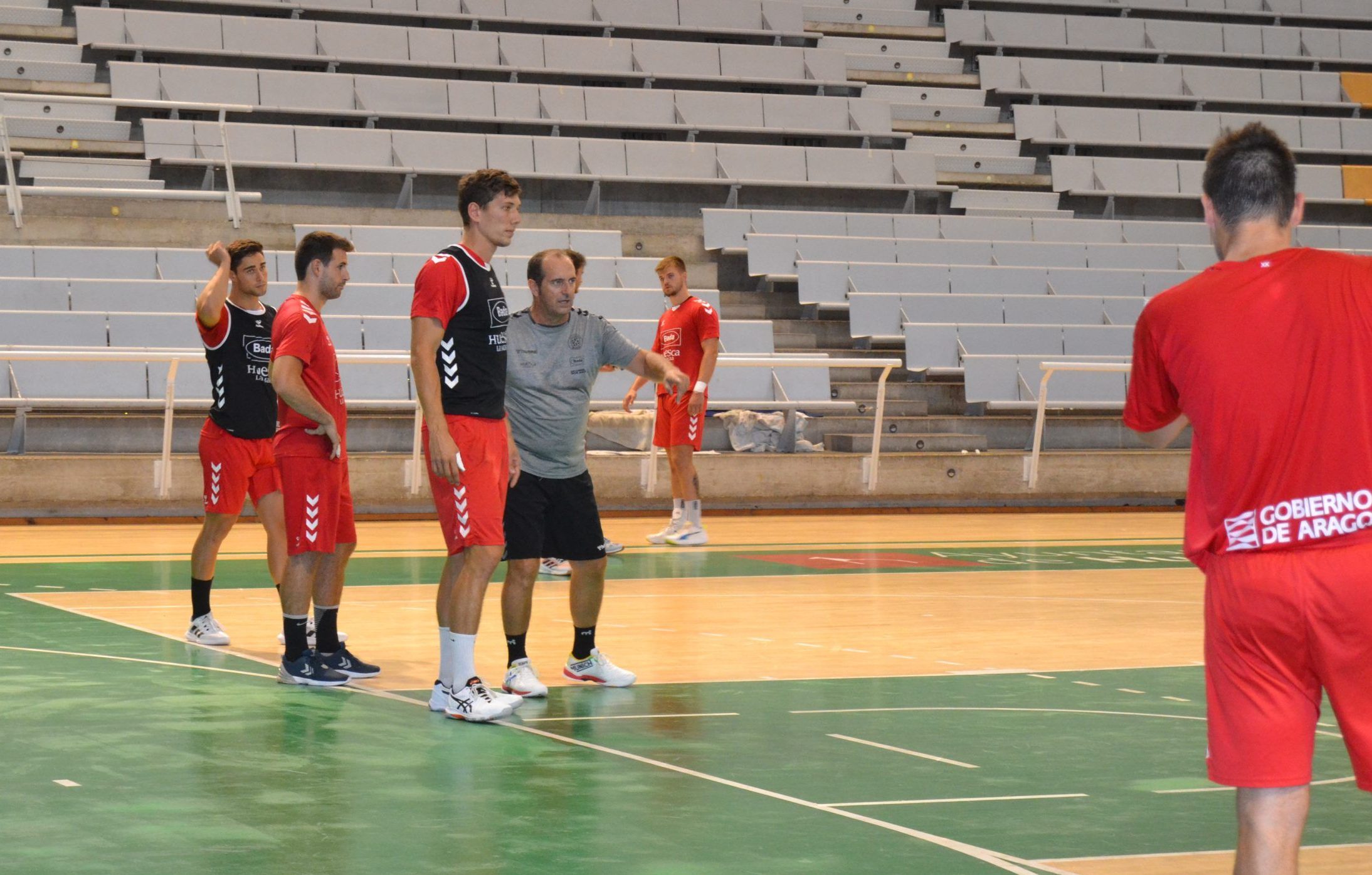 Gucek atiende las indicaciones de Nolasco durante un entrenamiento del Bada Huesca. Foto: Sportaragon.com