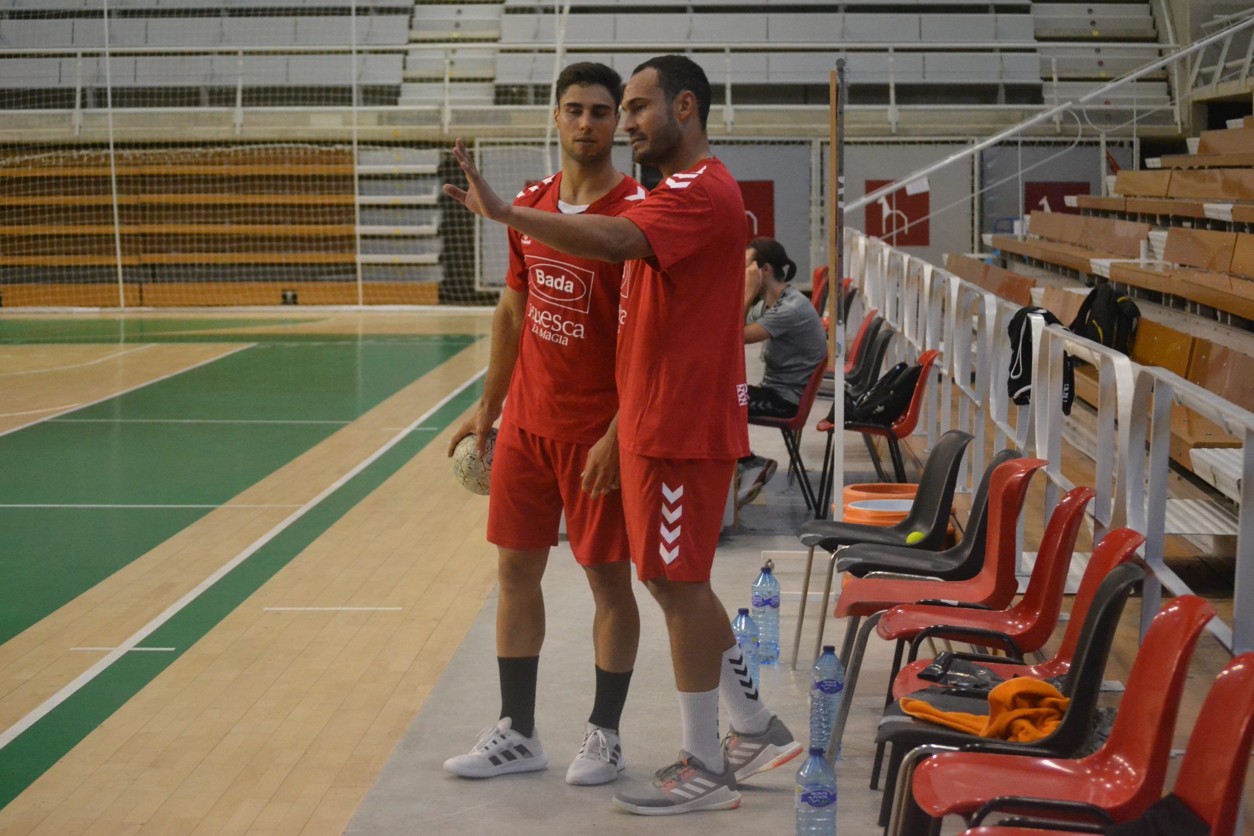 Ignacio Suárez atiende las indicaciones de Dijà durante un entrenamiento del Bada Huesca. Foto: Sportaragon.com