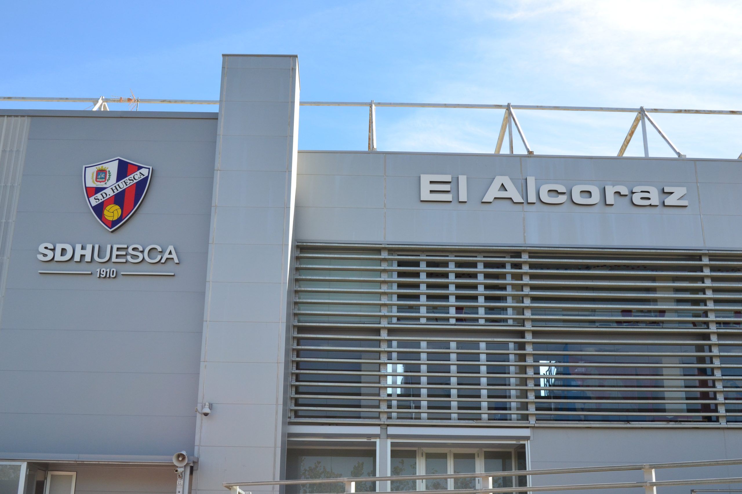 Imagen del exterior del estadio El Alcoraz. Foto: Sportaragon