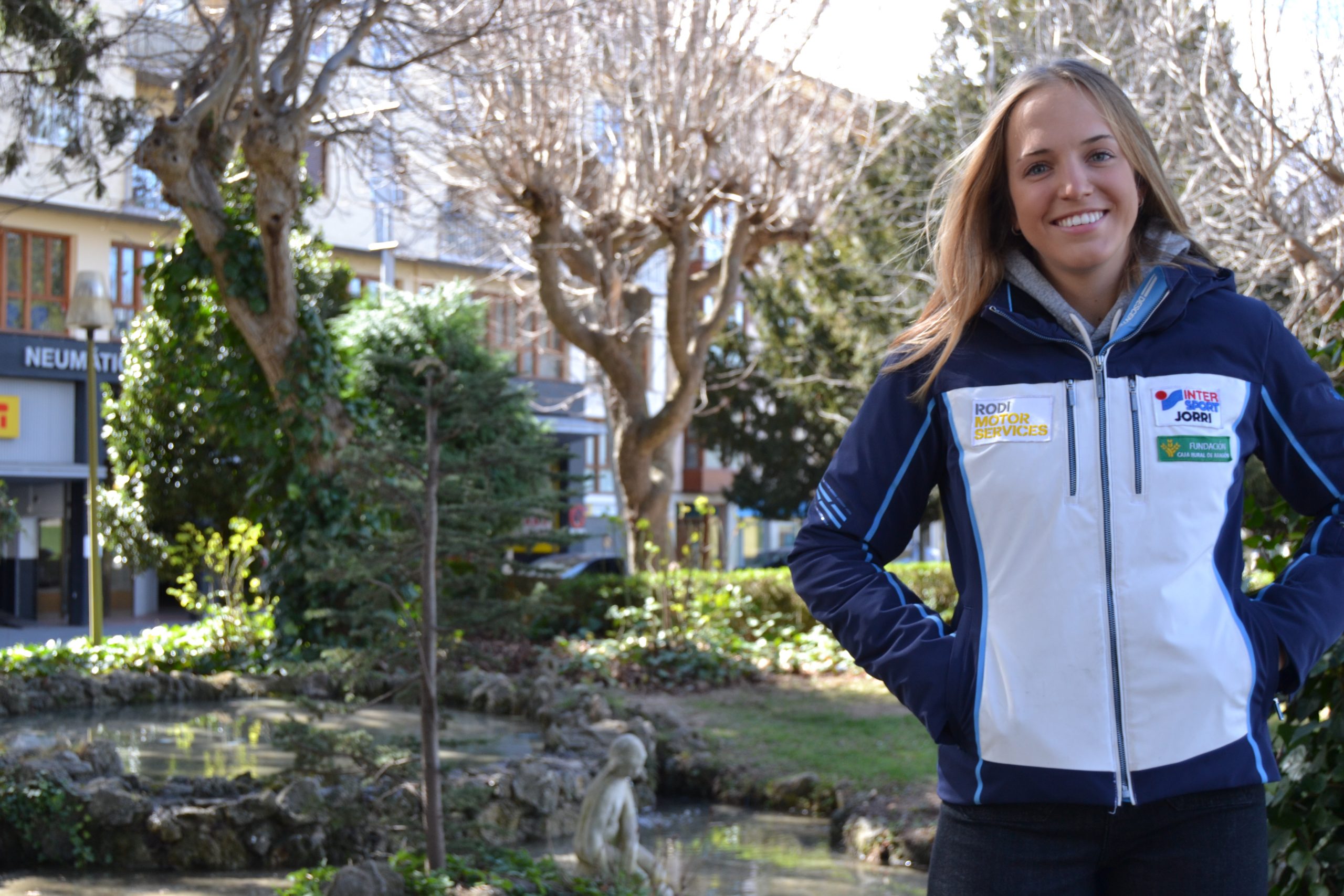 Celia Abad, en la plaza Medio Pañuelo de Jaca. Foto: Sportaragon