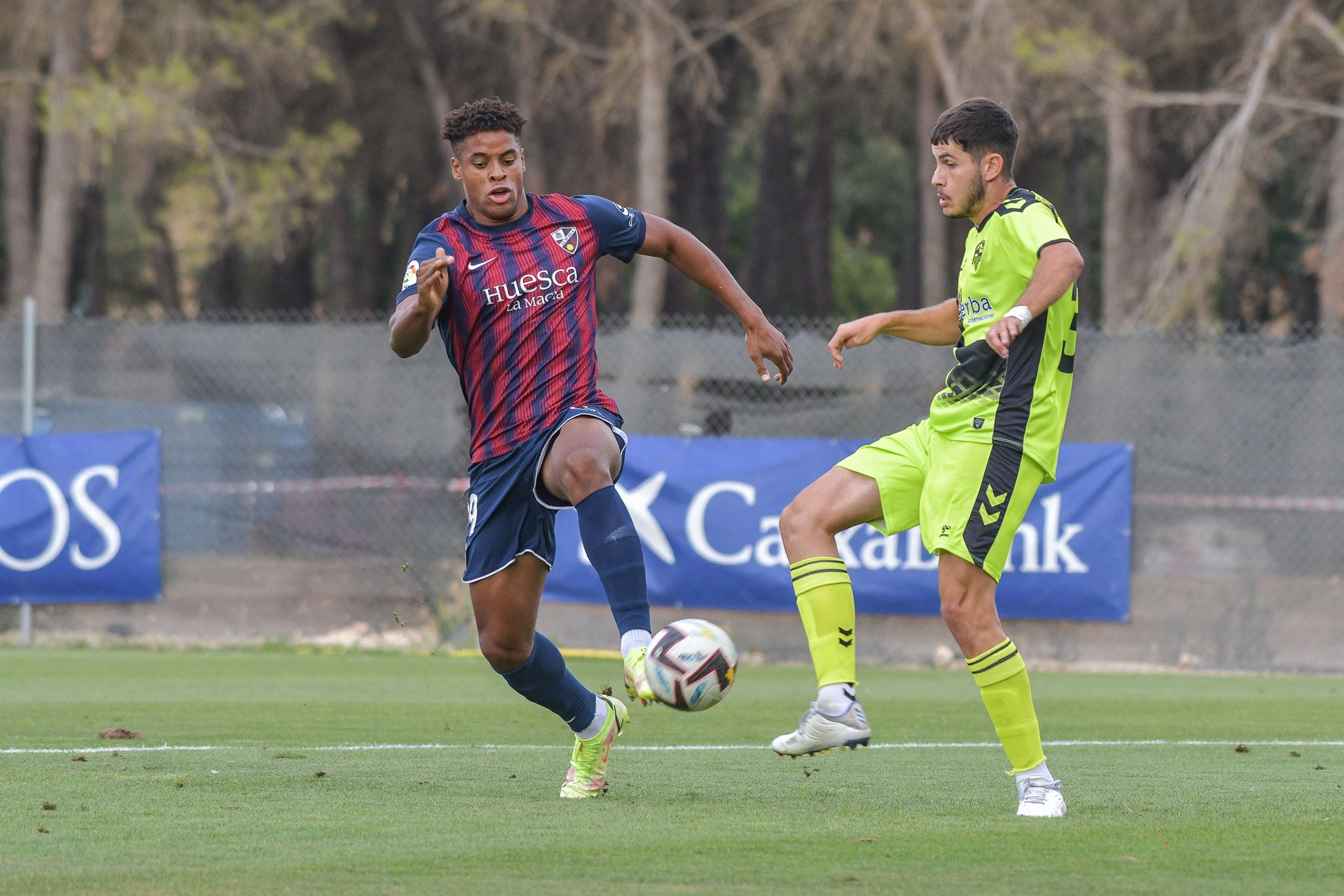 Kevin Carlos presiona al portero del Sabadell en el amistoso disputado en el Pirámide. Foto: SD Huesca