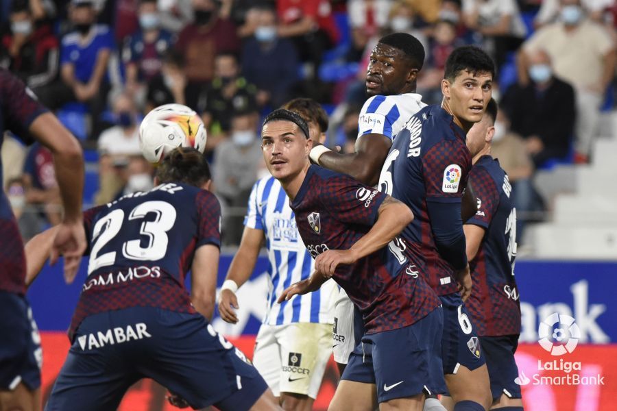 Seoane saca un balón en el Huesca Málaga disputado en El Alcoraz. Foto: LaLiga